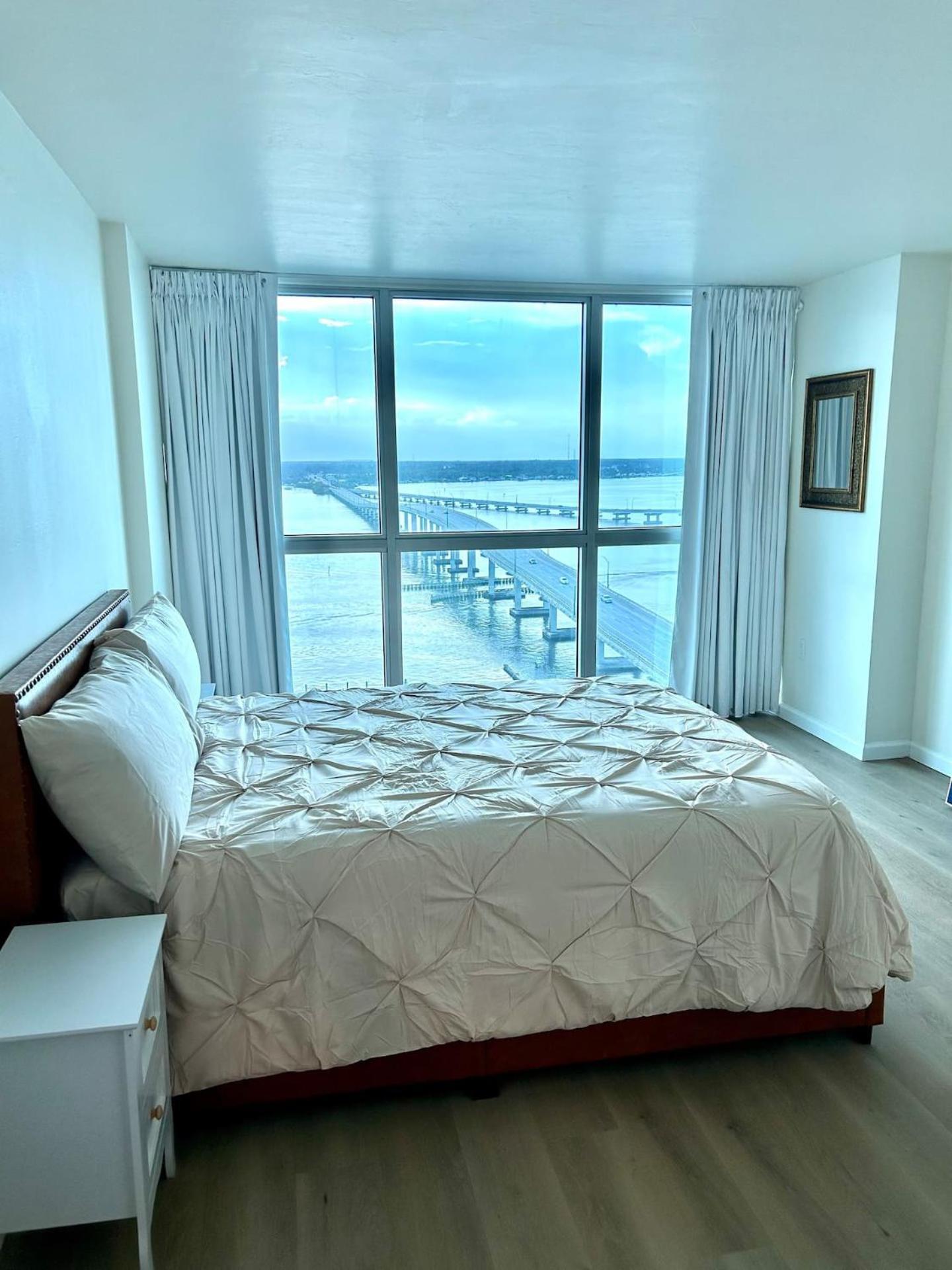 High-rise Waterfront Haven Appartement *